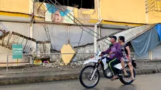 Sebuah sepeda motor melewati toko kelontong yang rusak sebagian akibat gempa di Kota Bayugan, Agusan del Sur, Filipina, Minggu (3/12/2023). Gempa bumi lepas pantai berkekuatan magnitudo 7,4 -- sebelumnya diberitakan sejumlah media bermagnitudo 7,5 dan 7,6 --  yang melanda Filipina selatan pada 2 Desember 2023 malam telah menewaskan satu orang dan melukai dua lainnya, lapor Xinhua pada Minggu (3/12/2023) mengutip otoritas setempat. (AP Photo/Ivy Marie Mangadlao)