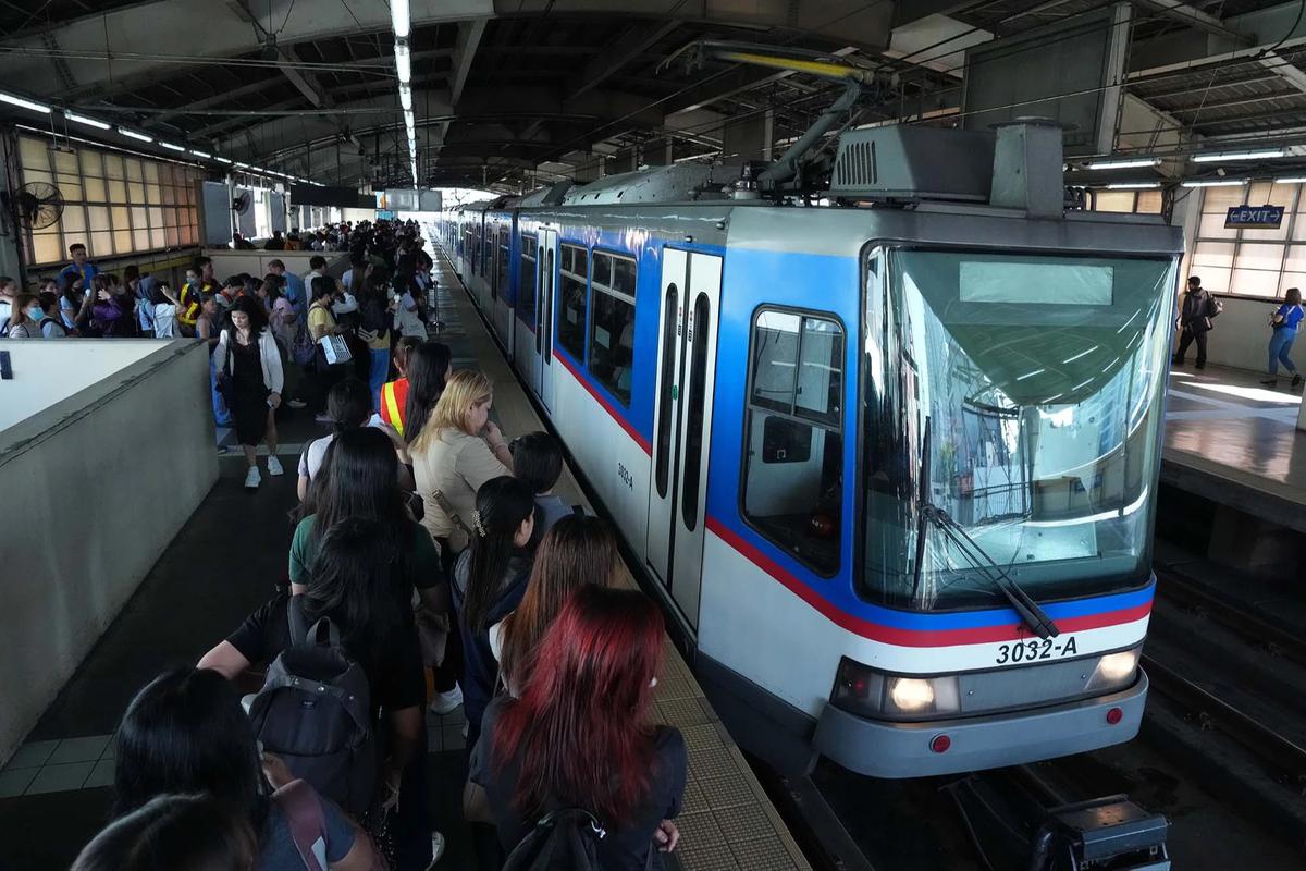 FOTO: Penumpang MRT Membludak Dampak Krisis BBM di Filipina