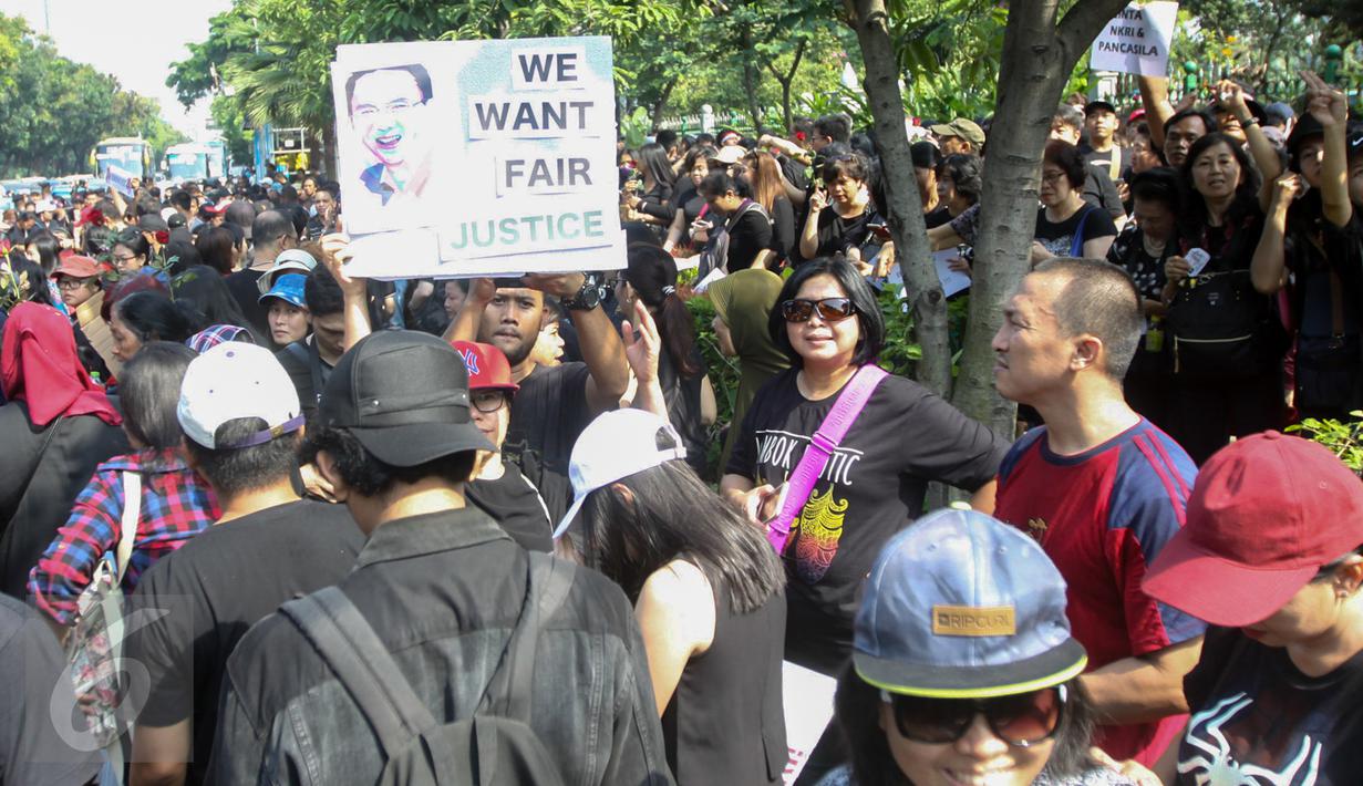 Pendukung Ahok mengumpulkan KTP saat aksi di depan Balaikota, Jakarta, Sabtu (13/5). Massa pendukung Ahok menggelar aksi pengumpulan KTP untuk membebaskan Ahok dari jeratan vonis dua tahun penjara. (Liputan6.com/Yoppy Renato)