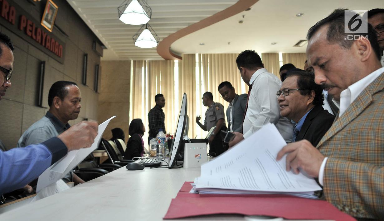 Ekonom Rizal Ramli dan pengacaranya membuat laporan terhadap Surya Paloh di Bareskrim Polri,  Selasa (16/10). Sebelumnya, pada 17 September 2018, Rizal Ramli lebih dulu dilaporkan oleh Ketua DPP Partai Nasdem Taufik Basari. (Merdeka.com/Iqbal S. Nugroho)