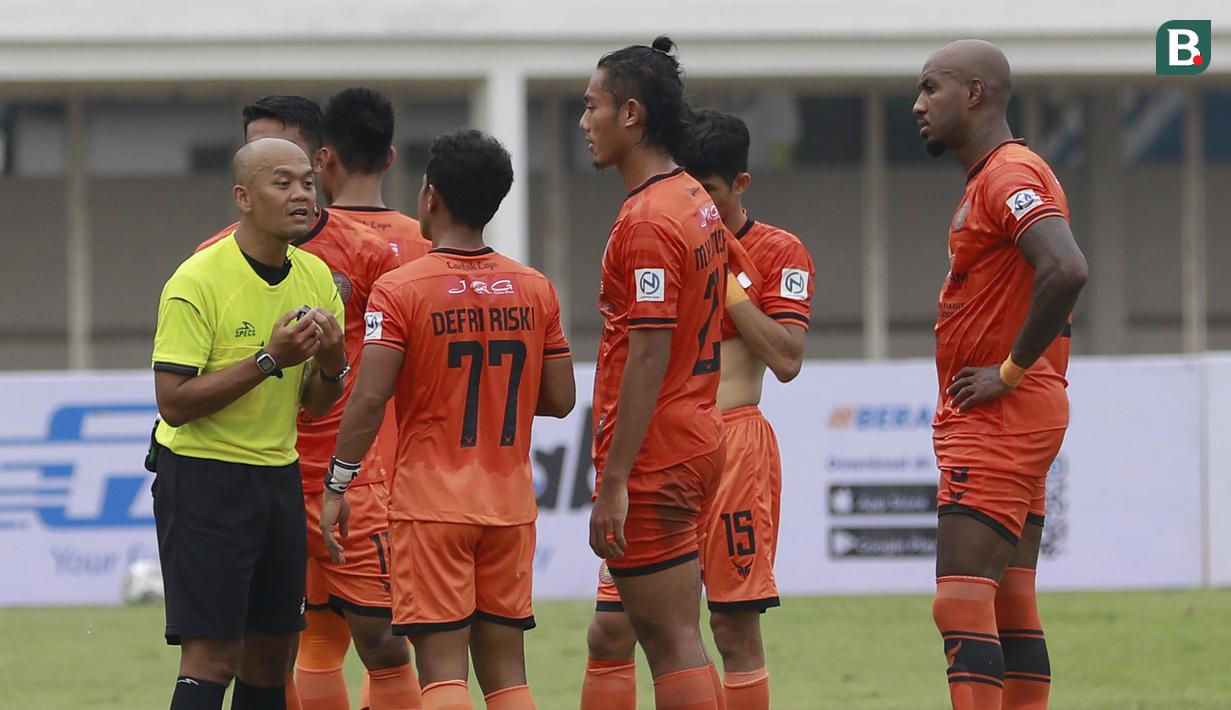 Para pemain Persiraja Banda Aceh melakukan protes kepada wasit saat melawan PSS Sleman dalam laga pekan kedua BRI Liga 1 2021/2022 di Stadion Madya, Jakarta, Sabtu (11/9/2021). (Foto: Bola.Com/M. Iqbal Ichsan)
