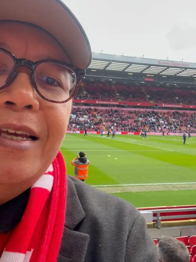 7 Potret Ari Lasso Rayakan Paskah di Inggris, Nonton Pertandingan Liverpool