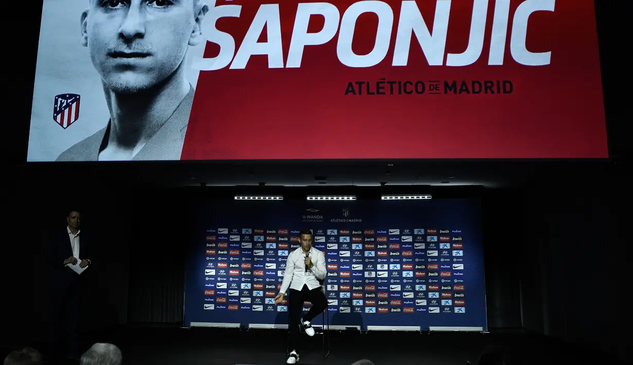 Penyerang baru Atletico Madrid,  Ivan Saponjic memberi keterangan kepada awak media selama pengenalan resmi dirinya di stadion Wanda Metropolitano di Madrid (12/7/2019). Total Atletico Madrid sudah membeli enam pemain di bursa transfer. (AFP Photo/Oscar Del Pozo)
