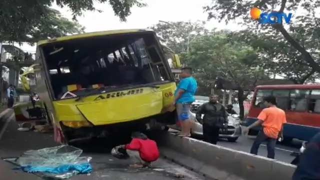 Bus AKAP Tabrak Separator Transjakarta di Daan Mogot