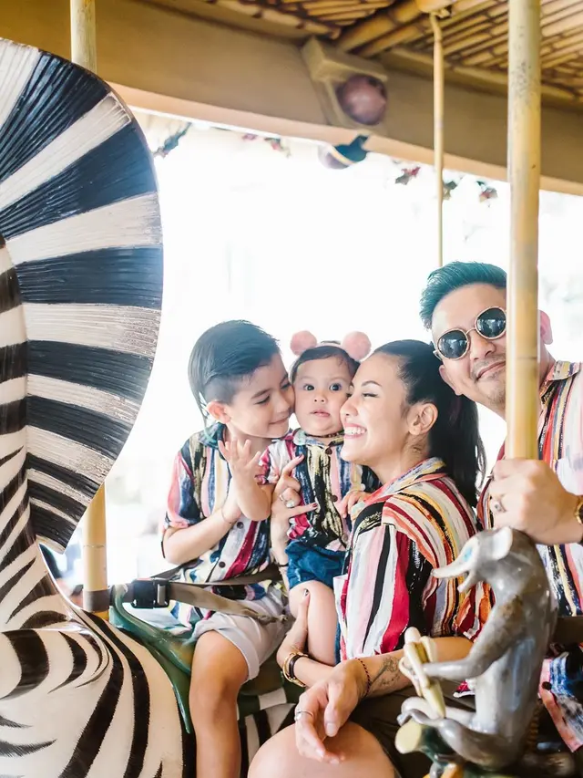 7 Potret Ryan Delon dan Sharena Liburan Ke Singapura, Gayanya Kompakan