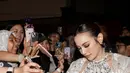 Mahalini juga terlihat begitu cantik dengan makeup nuansa senja yang begitu kontras dengan busana yang dikenakannya. [Foto: Instagram/ Mahalini]