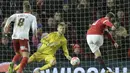 Manchester United, Wayne Rooney (kanan) saat mencetak gol lewat tendangan penalty pada laga Piala FA di Old Trafford, Minggu (10/1/2016) dini hari WIB. (AFP Photo/Oli Scarff)