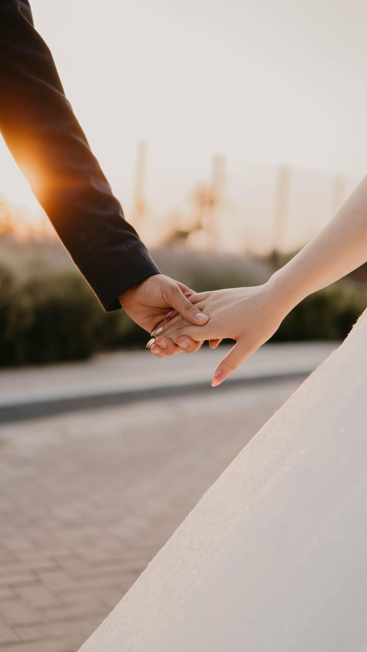 Kata-kata gombal lucu bikin baper bisa  menjadi senjata ampuh untuk menciptakan atmosfer yang ringan dan menghibur dalam hubungan romantis Anda dan pasangan. Dengan memberikan sentuhan humor dalam kata-kata gombal, seseorang dapat menyampaikan perasaan 
