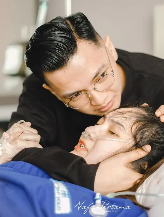 <p>Tidak banyak informasi yang diberikan, Nella hanya membagikan beberapa potret saat proses persalinan. Tidak seperti proses persalinan caesar, sedangkan normal harus menunggu bukaan hingga merasakan kontraksi yang berulang. [Instagram/nellakharisma]</p>