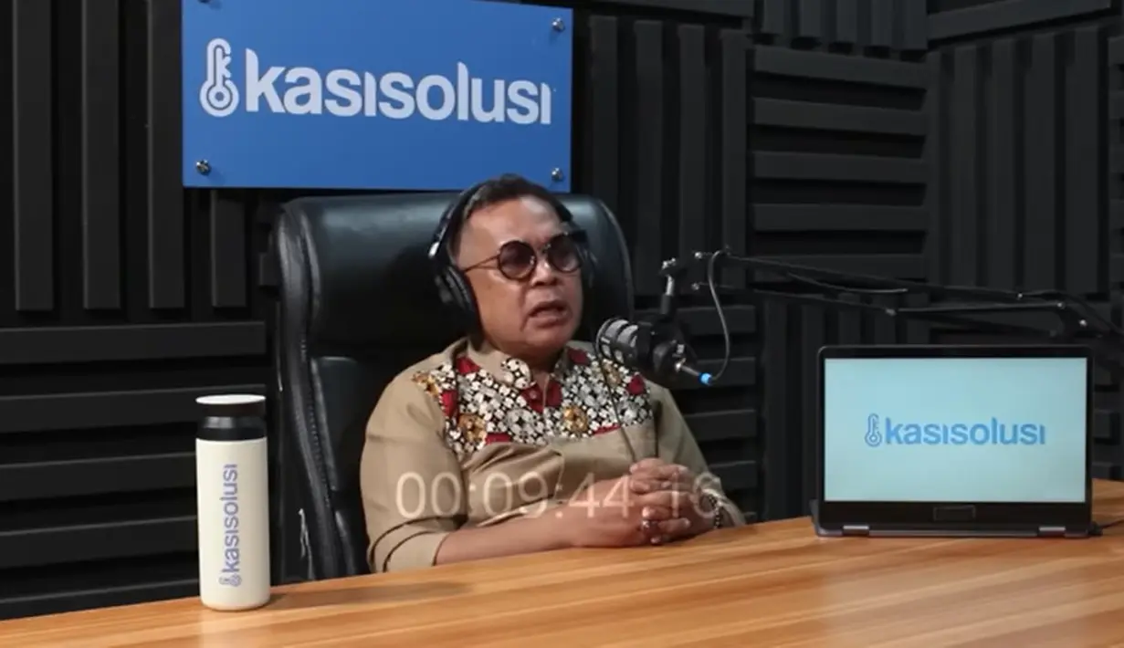 "Semua aset saya berikan kepada anak-anak. Jadi, ketika bersama istri kedua, saya tidak memiliki apa-apa," jelas Unang.  [Youtube/kasisolusi]