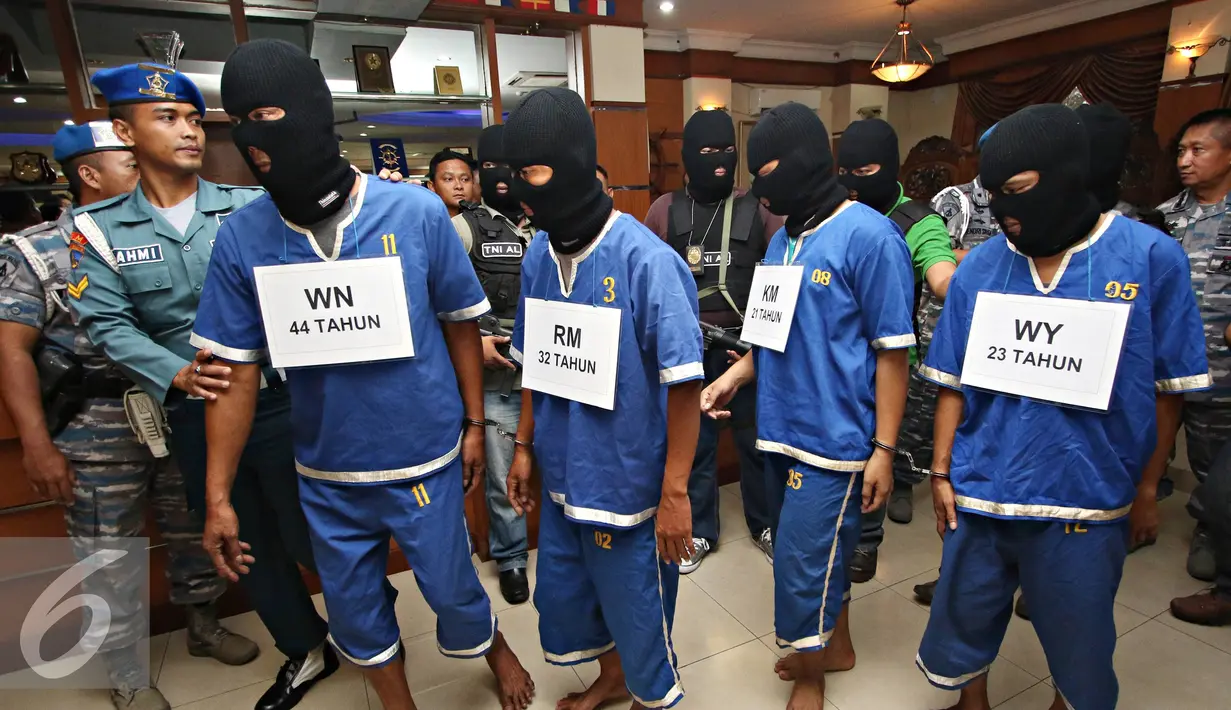 Prajurit TNI AL mengawal tersangka perompak kapal MV Merlin saat dirilis di Jakarta Pusat, Kamis (12/11). Koarmabar berhasil menangkap lima orang perompak kapal MV Merlin, sementara dua orang pelaku lagi masih DPO. (Liputan6.com/Immanuel Antonius)