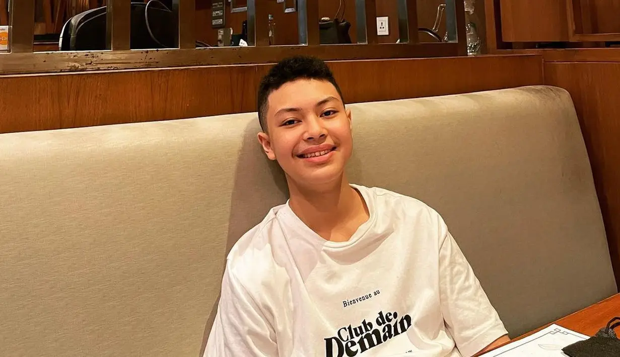 <p>Beranjak remaja, Keanu Massaid sudah mulai terlihat modis. Ia tampak keren memadu padankan busana yang ia kenakan. (Foto: instagram.com/@keanu_massaid)</p>