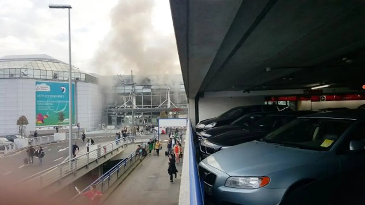 Asap mengepul dari Bandara Belgia pascaledakan