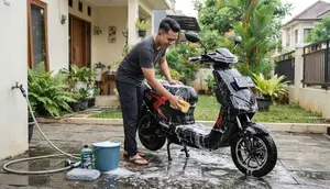 Cara Aman Mencuci Motor Listrik di Rumah, Hindari Kesalahan yang Bisa Merusak Komponen