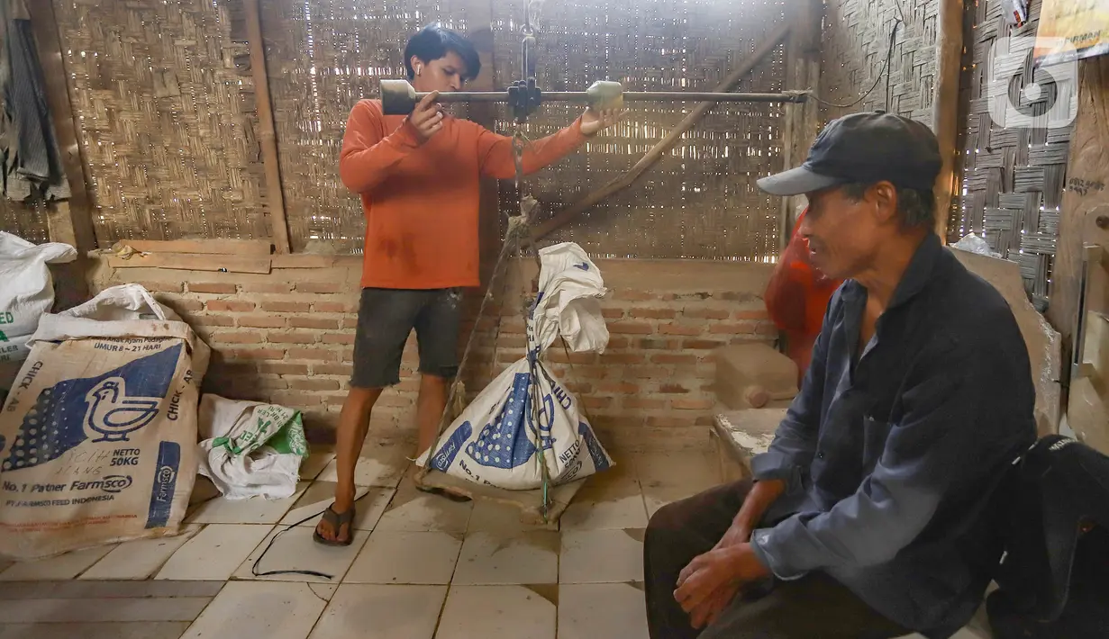 Sementara itu, mengacu pada data yang tersaji di Panel Harga Pangan Badan Pangan Nasional (Bapanas), pada Selasa (9/7/2024) pukul 17.14 WIB, harga beras premium rata-rata dijual Rp15.520 per per kilogram. (merdeka.com/Arie Basuki)