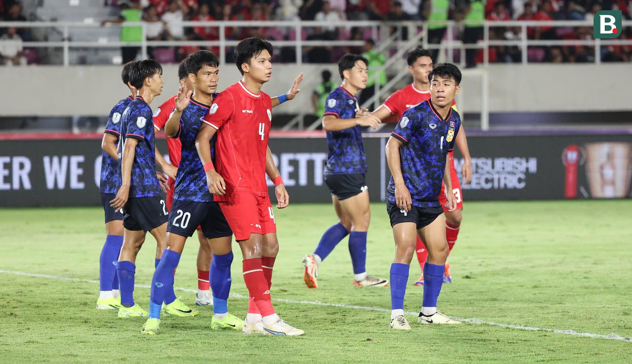 <p>Pemain Timnas Indonesia, Kadek Arel dikawal sejumlah pemain Laos saat laga lanjutan Grup B Piala AFF 2024 di Stadion Manahan, Solo, Jawa Tengah, Kamis (12/12/2024). (Bola.com/Abdul Aziz)</p>
