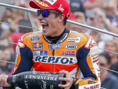 Pebalap Marc Marquez merayakan kemenangannya pada MotoGP di Sirkuit Indianapolis, AS, Senin (10/8/2015). Marquez menjadi pemenang dengan catatan waktu 1:55.371299. (EPA/Erik S.Lesser)