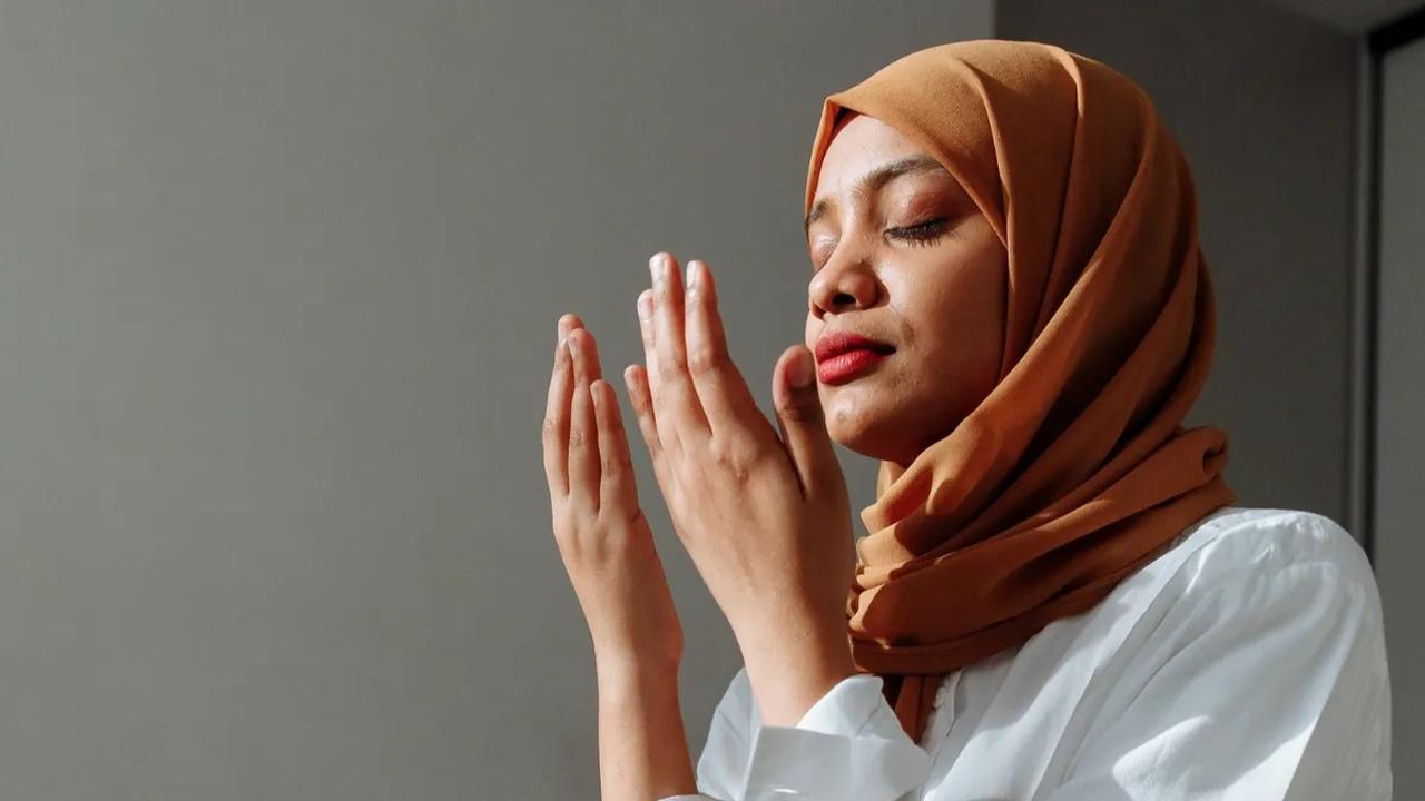 1. Dzikir Panjang Setelah Sholat: Membaca Istighfar