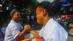 Pedagang pasar saat mengikuti lomba panco antar pedagang dan pengunjung pasar di Pasar Rakyat Ciseeng, Bogor, Sabtu (20/7/2024). (merdeka.com/Arie Basuki)