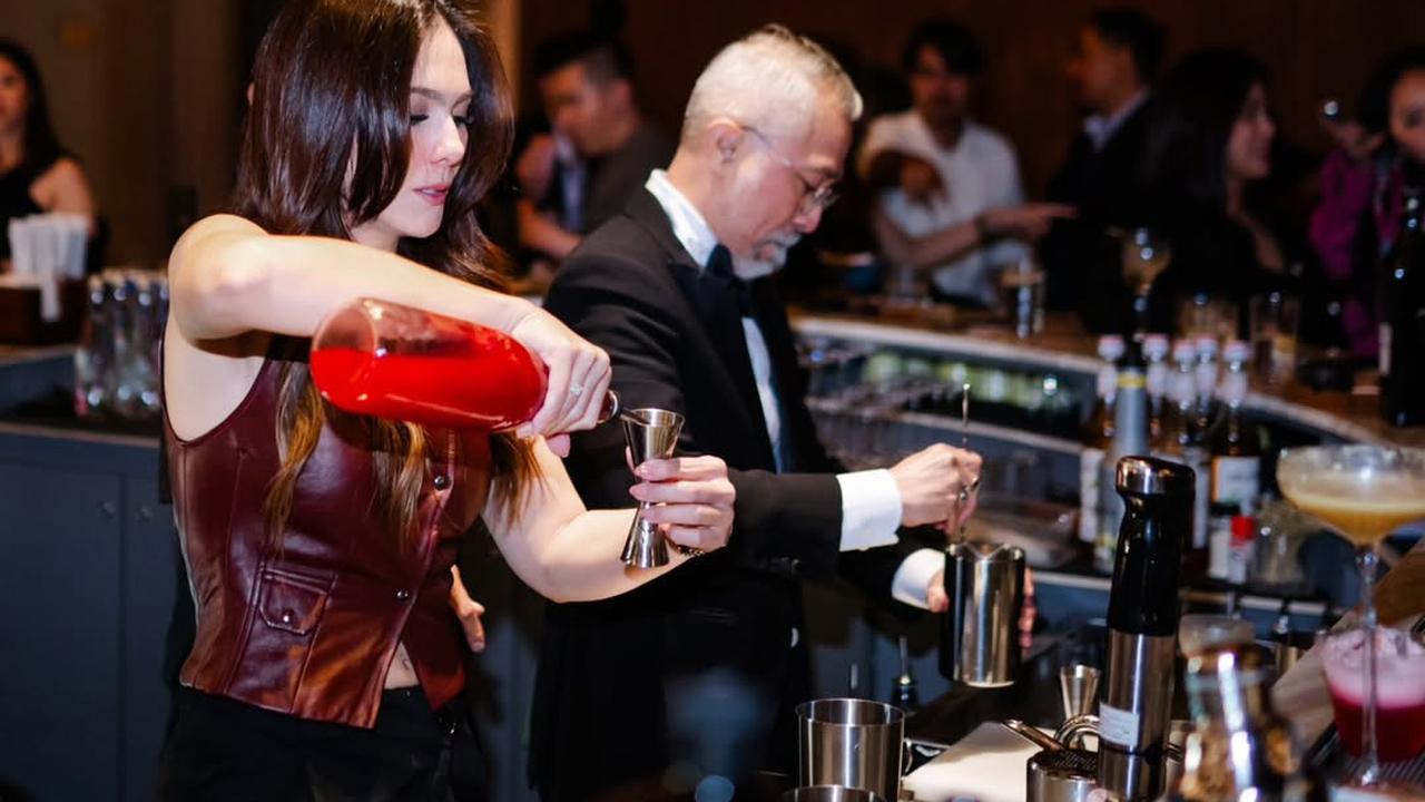 Potret Stylish Wulan Guritno Jadi Bartender di Bar Bareng Lukman Sardi, Aksi Keduanya Jadi Sorotan