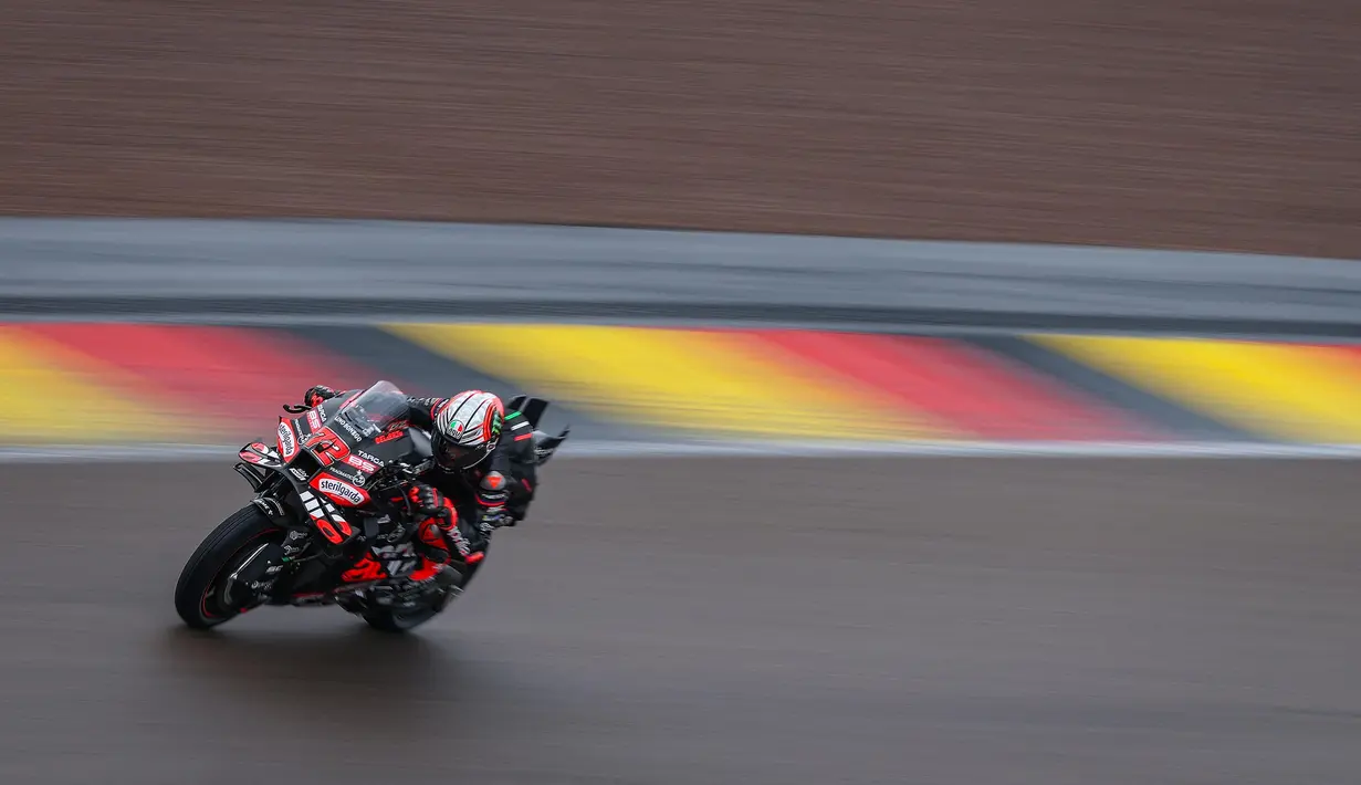 Sementara, pembalap MotoGP asal Italia dari tim Aprilia Racing, Marco Bezzecchi berhasil menempati posisi ketiga pada sesi Kualifikasi 2. Tampak dalam foto, Marco Bezzecchi saat sesi latihan Grand Prix motor MotoGP Jerman di di Sirkuit Sachsenring, Hohenstein-Ernstthal, Chemnitz, Jerman, 12 Juli 2025. (Ronny Hartmann/AFP)