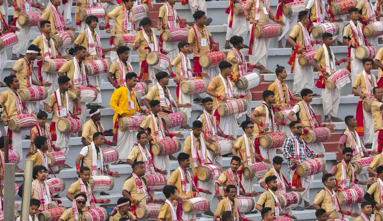 <p>Para peserta dilatih selama beberapa minggu terakhir untuk tampil selama 15 menit di Stadion Sarusajai. Kegiatan ini juga diikuti oleh penampilan terpisah yang terdiri dari penabuh genderang dan musisi lainnya. (AP Photo/Anupam Nath)</p>