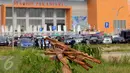 Pekerja mengangkut sisa material bangunan di luar Stadion Pakansari, Kabupaten Bogor, Minggu (21/8). Jelang pelaksanaan PON XIX Jawa Barat, pembangunan sarana pertandingan di Stadion Pakansari terus dikerjakan. (Liputan6.com/Helmi Fithriansyah)