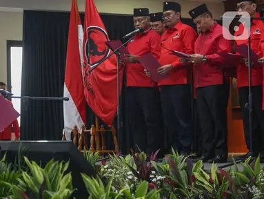 Ketua Umum PDI Perjuangan Megawati Soekarnoputri (kiri) memimpin pengucapan sumpah janji jabatan pada pelantikan pengurus DPP PDI Perjuangan masa bakti 2019-2024 yang diperpanjang hingga tahun 2025 di Sekolah Partai PDI Perjuangan, Lenteng Agung, Jakarta Selatan, Jumat (5/7/2024). (merdeka.com/Arie Basuki)