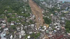 Sebuah pemandangan udara menunjukkan lingkungan yang terkena tanah longsor di Petropolis, Brasil, Rabu (16/2/2022). Pihak berwenang melaporkan, Hujan yang sangat deras memicu tanah longsor dan banjir di wilayah pegunungan di negara bagian Rio de Janeiro, menewaskan banya. (AP Photo/Silvia Izquierdo)