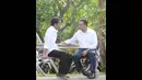 Joko Widodo dan Anies Baswedan tampak duduk di Taman Waduk Pluit sambil berbincang-bincang. (22/7/14) (Liputan6.com/Herman Zakharia)