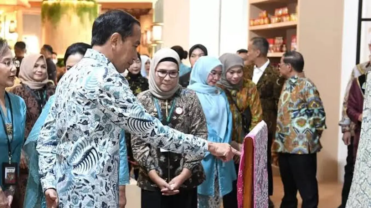 Presiden Jokowi dan Bupati Indramayu Nina Agustina (Istimewa)