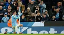 Pemain Manchester City, Phil Foden memberi isyarat ke arah para suporter setelah mencetak gol keempat timnya saat pertandingan sepak bola Liga Premier Inggris melawan Aston Villa di Stadion Etihad, Manchester, Inggris, Rabu, 3 April 2024. (AP Photo/Dave Thompson)