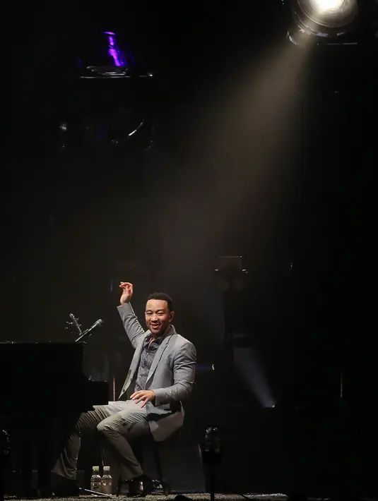 Dalam malam keempat konser Taylor Swift di Staples Center di Los Angeles (25/8/2015), John Legend membawakan lagu hit-nya 'All of Me'. (Bintang/EPA)