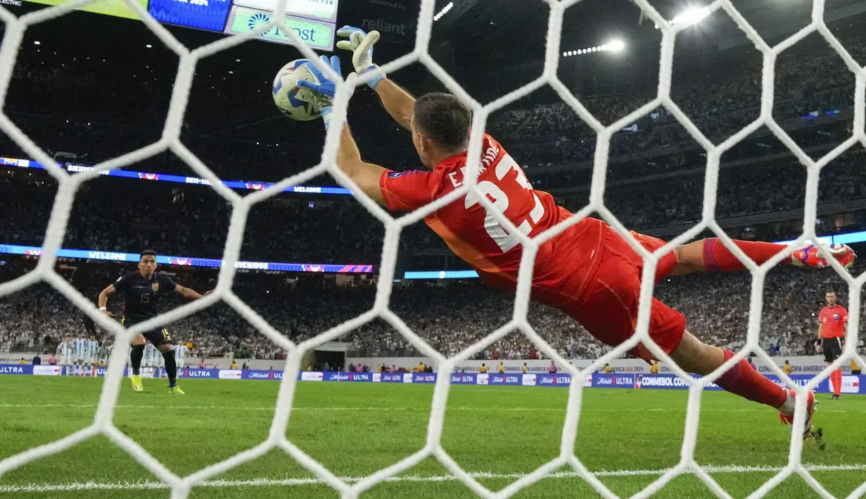 Tim Tango berhasil membungkam Ekuador lewat adu penalti dengan skor 4-2, setelah kedudukan imbang 1-1 bertahan hingga 90 menit. (AP Photo/Julio Cortez)