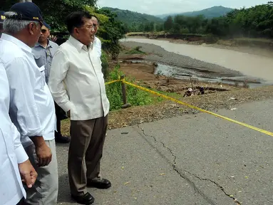 Wapres Jusuf Kalla (JK) meninjau jembatan yang ambruk setelah banjir menerjang Desa Moncongloe, Manuju, Gowa, Sulawesi Selatan, Minggu (27/1). JK didampingi Menteri PUPR Basuki Hadimuljono dan Mensos Agus Gumiwang. (Liputan6.com/Pool/Media Wapres)