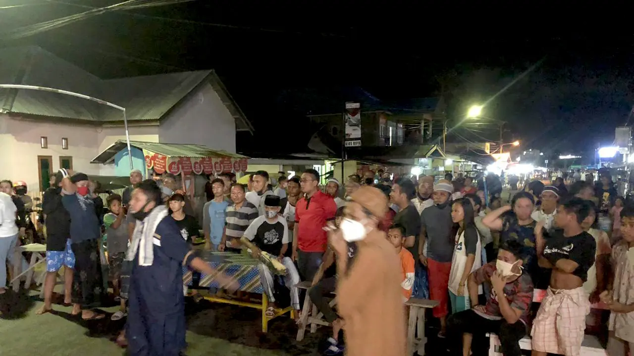 Warga Kelurahan Talumolo, Kecamatan Dumbo Raya, Kota Gorontalo, memblokir Jalan Trans Sulawesi lantaran dilarang tarawih. (Foto: Liputan6.com/Arfandi Ibrahim)