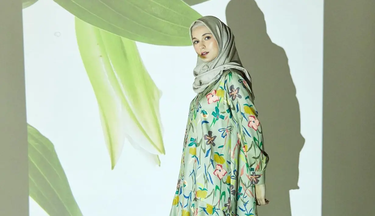 <p>Bagi pecinta gaya bold dengan outfit colorful, koleksi Raya Series 2022 dari Nadjani jadi opsi tepat. Foto: Instagram @nadjaniindonesia</p>