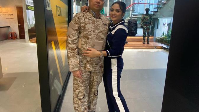 Kemesraan Krisdayanti dan Raul Lemos yang tepis kabar perceraian (Sumber: Instagram/krisdayantilemos)