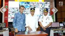 Menteri Perhubungan RI, Budi Karya Sumadi bersama dengan Chief Human Capital Officer XL Axiata, Rudy Afandi ( tengah ) dan Dirjen Hubungan Darat, Budi Setiyadi dalam acara peluncuran aplikasi “Peta Jelajah Nusantara” di Jakarta, Selasa (28/5). (Liputan6.com/Angga Yuniar)