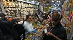 Warga Pakistan khususnya para perempuan lebih senang berburu perhiasan atau gelang tradisonal untuk dipakai saat hari raya lebaran. (AP Photo/Fareed Khan)