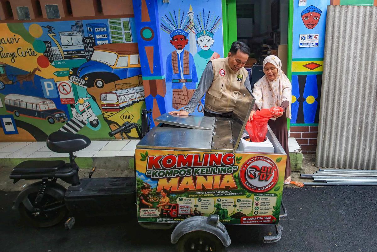 FOTO: Gerobak Listrik KomLing Permudah Pengelolaan Sampah Organik Warga