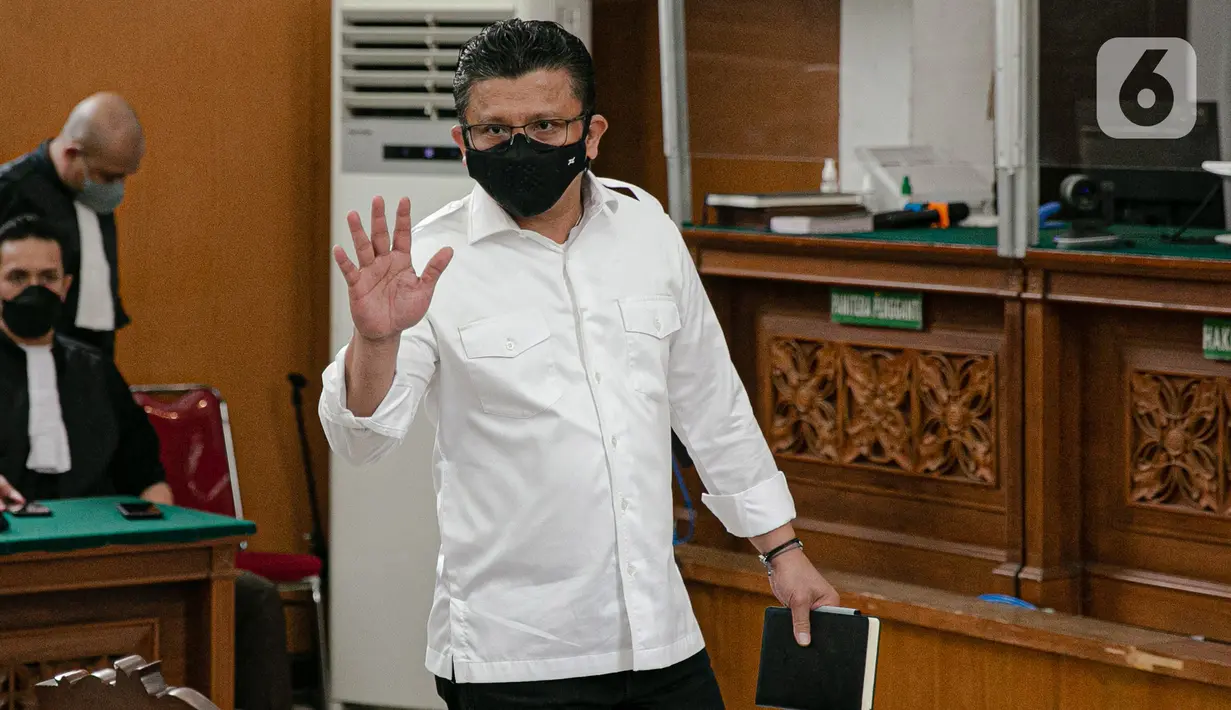 Terdakwa kasus pembunuhan berencana terhadap Yosua Hutabarat atau Brigadir J, Ferdy Sambo melambaikan tangan saat bersiap menjalani sidang putusan di PN Jakarta Selatan, Senin (13/2/2023).  Pembacaan putusan kasus pembunuhan berencana Brigadir Nofriansyah Yoshua Hutabarat alias Brigadir J ini akan disampaikan oleh Ketua Majelis Hakim Wahyu Iman Santoso. (Liputan6.com/Faizal Fanani)