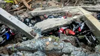 Tembok roboh SMK N 2 Bawang, Banjarnegara merusak tujuh sepeda motor siswa. (Liputan6.com/BPBD BNA/Muhamad Ridlo)