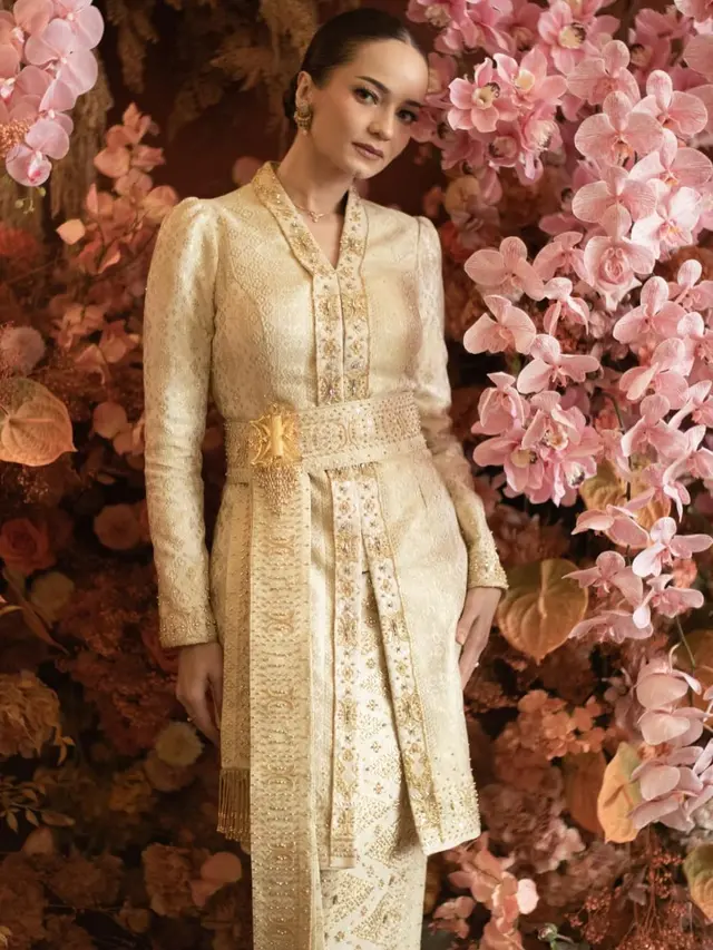 Adu Gaya Model Kebaya Lamaran Artis, Mulai dari Enzy Storia, Ayu Ting-Ting, hingga Aaliyah Massaid