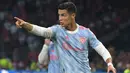 Cristiano Ronaldo. Striker Timnas Portugal yang kini berseragam Manchester United ini kini berusia 36 tahun dan 8 bulan. Namanya kembali masuk nominasi Ballon d'Or 2021 antara lain karena konsistensi permainan di klub dan rentetan rekor pribadi bersama Timnas Portugal. (AFP/Sebastien Bozon)