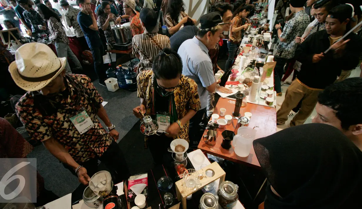 Sejumlah ahli kopi menyeduh kopi pada International Coffee Day di kawasan Babarsari, Yogyakarta, Sabtu (1/10). Panitia membagikan 10.000 kopi kepada pengunjung secara gratis pada peringatan hari kopi sedunia. (Liputan6.com/Boy Harjanto)