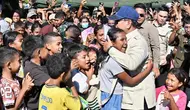 Momen Haru Prabowo Peluk Erat Para Pengungsi Korban Gempa NTT