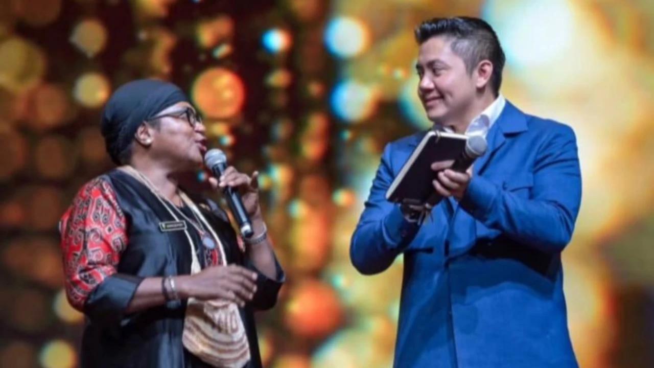 VIDEO: Terbahak Seskab Teddy Catat Cerita Kadinsos Keerom Papua Soal 'Penyakit Kuning' Terima Bansos