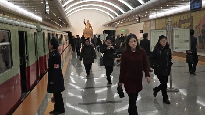 Orang-orang berjalan di peron saat tiba di stasiun kereta bawah tanah Kaesong di Pyongyang, Korea Utara (23/11/2019). Stasiun ini memperbaharui tanda-tanda LED yang menunjukkan informasi kereta dan cuaca lokal. (AP Photo/Dita Alangkara)