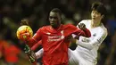 Pemain Swansea City, Ki Sung Yeung (kanan) berebut bola dengan pemain Liverpool, Christian Benteke pada lanjutan Liga Premier Inggris di Stadion Anfiled, Senin (30/11/2015) dini hari WIB. LIverpool menang 1-0. (Reuters/Phil Noble)